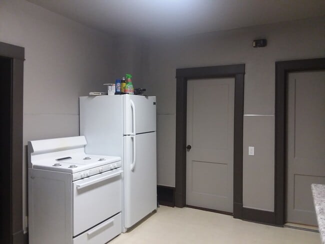 Building Photo - 2 Bed 1 Bath