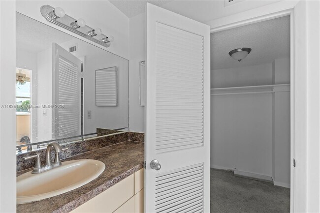 Building Photo - 1410 S Ocean Dr