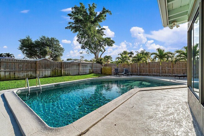 Building Photo - 4193 Hyacinth Cir N