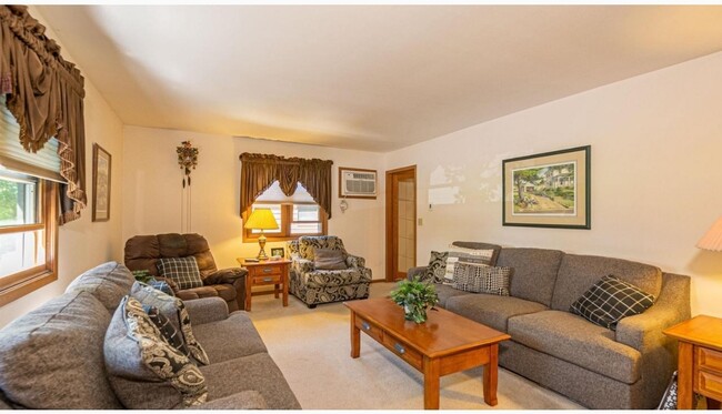 Building Photo - 1135 Manor Dr