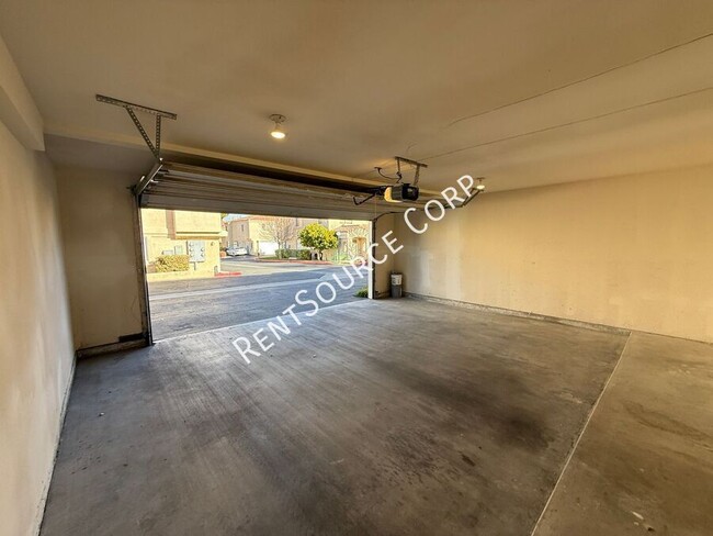 Building Photo - 2 Bedroom/2.5 Bathroom Two Story Condo for...