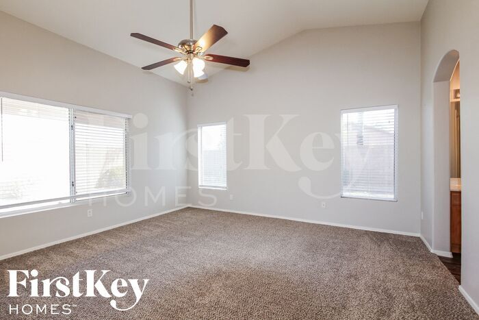 Building Photo - 2309 E Siesta Ln