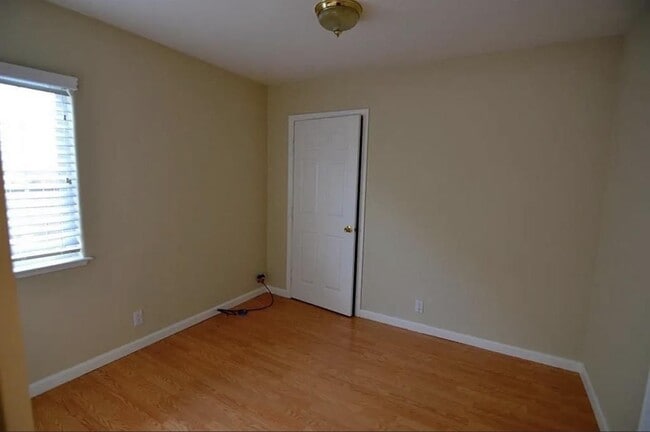 Building Photo - 273 Staples Ave