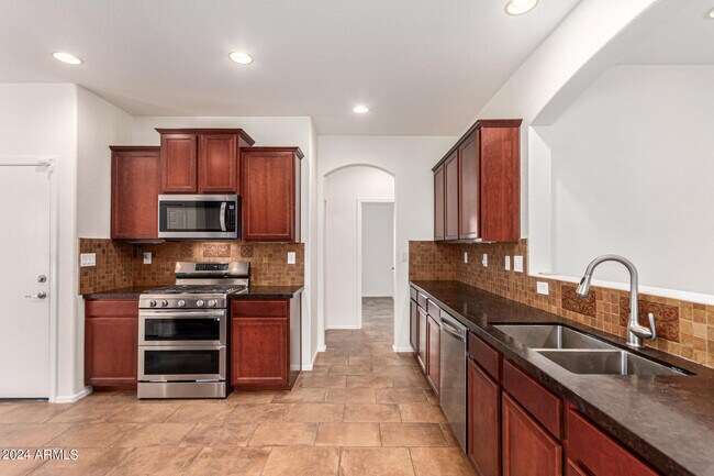 Building Photo - 10847 W Avenida Del Rey
