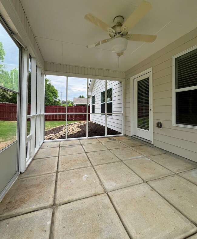 Building Photo - 14 Crestbrook Dr