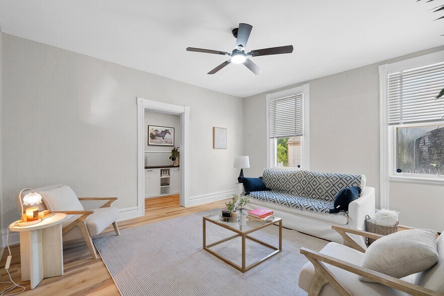 Building Photo - 1123 Brabec St