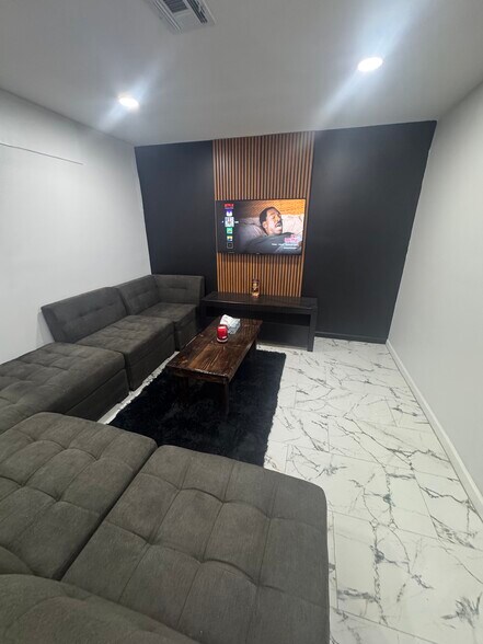 Building Photo - 17 9th Ave