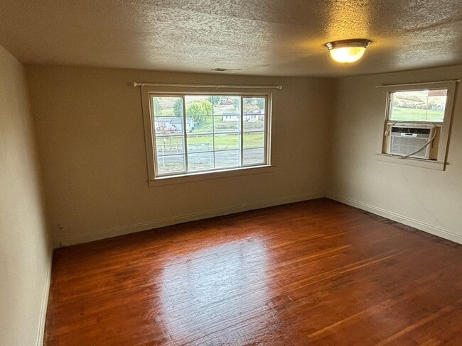 Building Photo - 3-bedroom 1 bath Home in Country Setting