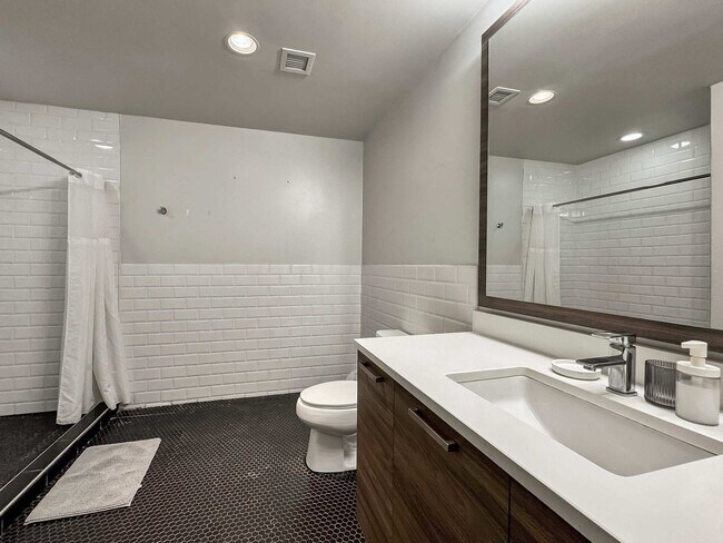 Building Photo - 555 Evergreen St