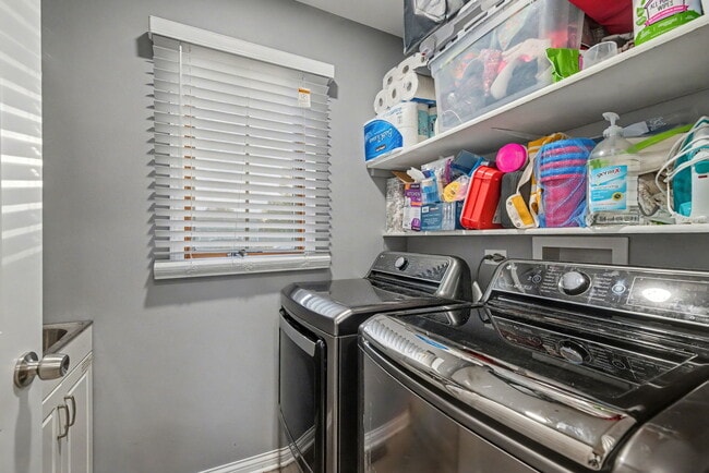 Building Photo - 2208 Root St