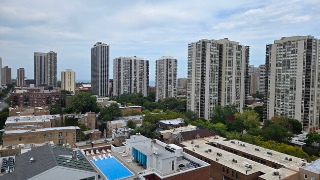 Building Photo - 1309 N Wells St