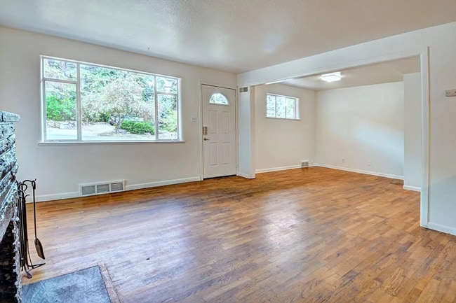 Building Photo - (PRE-LEASING 2026)   7 Bed 3 Bath Dual-Living Dream Duplex with Spacious Yards & Modern Upgrades