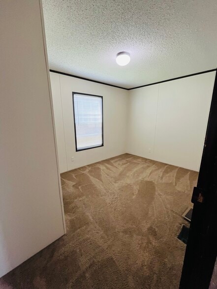Building Photo - 15621 Pine Ridge Dr