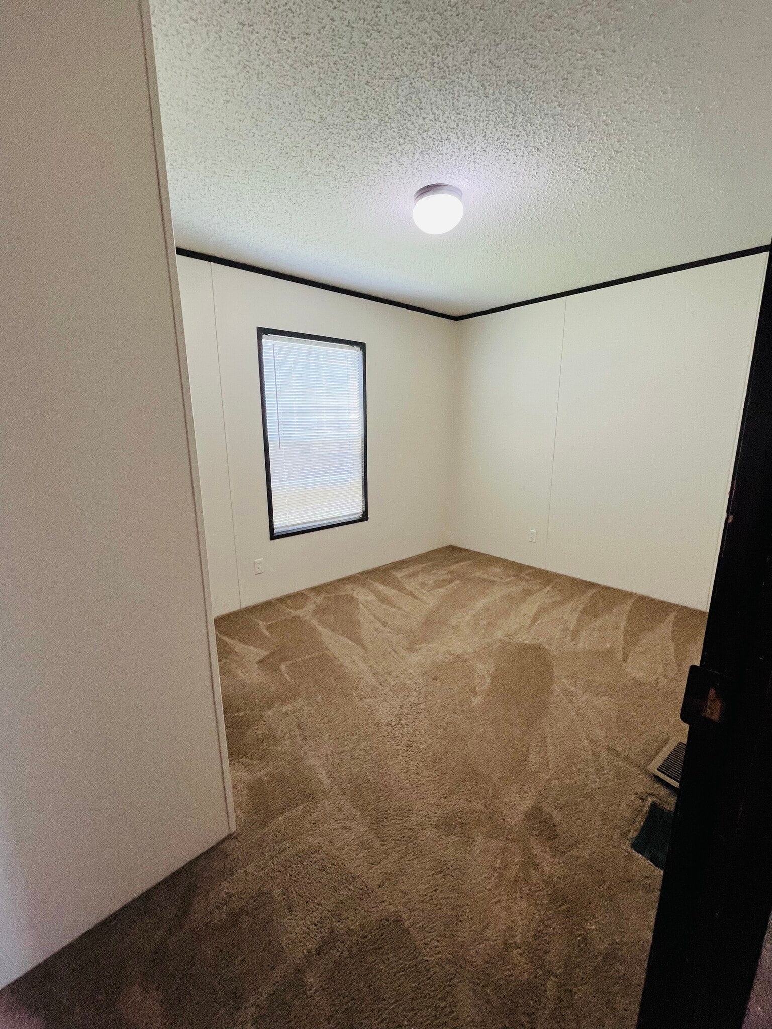 Building Photo - 15621 Pine Ridge Dr