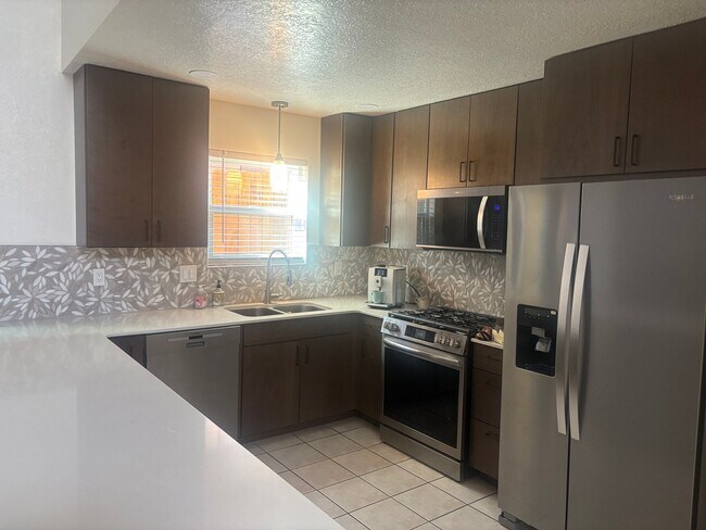 Building Photo - 2816 Palo Verde Dr NE