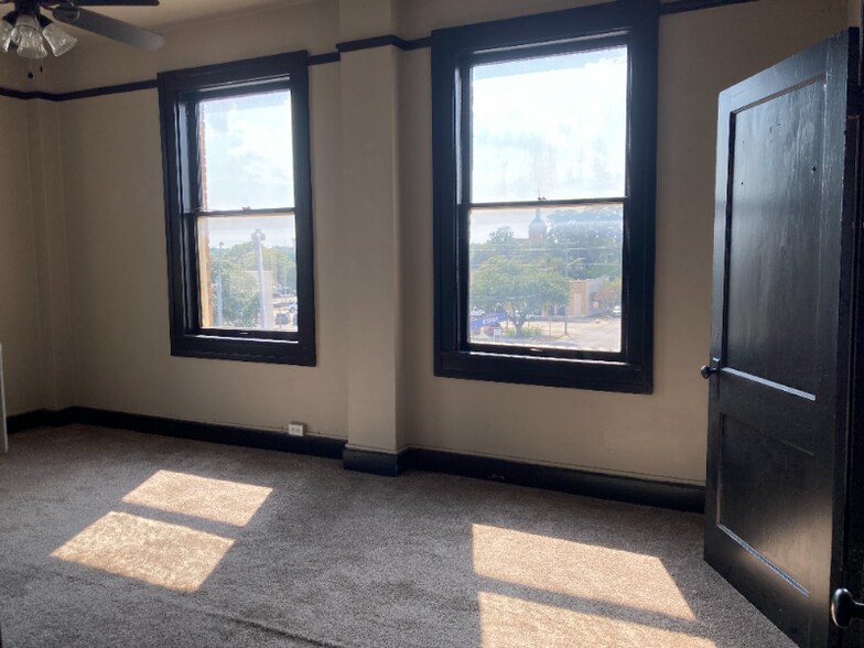 Building Photo - 301 N Austin St