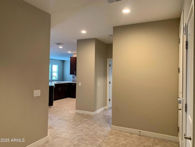 Building Photo - 2511 W Queen Creek Rd