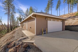 Building Photo - Beautiful 3 bedroom, 2 bath home in Paradise! Open Floor Plan with Attached Garage!