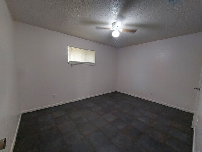 Building Photo - 1904 Ridgeview Dr