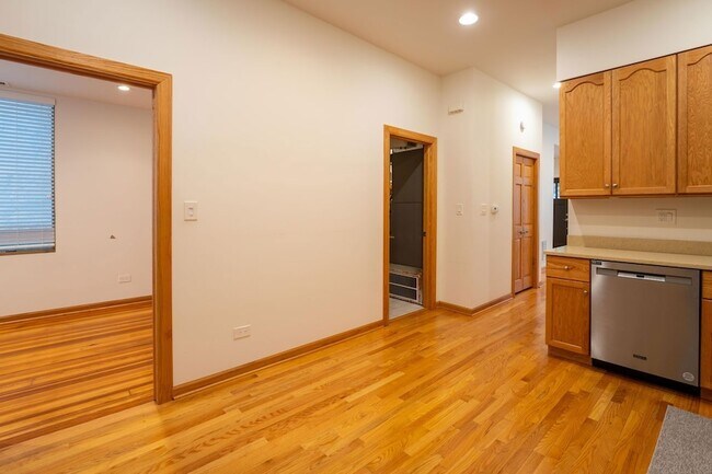 Building Photo - 3324 N Hoyne Ave