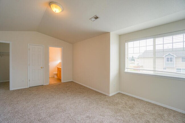 Building Photo - THREE BEDROOM TOWNHOME WITH GARAGE ACROSS FROM SHOPPING AND DINING