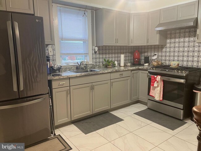 Building Photo - 695 W Kings Hwy