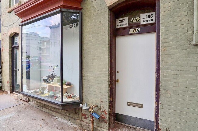 Building Photo - 108 Hutton St