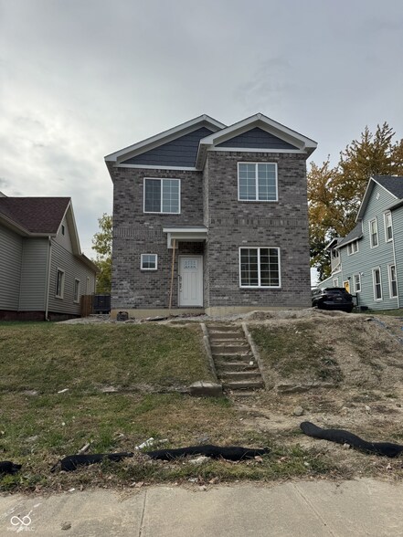 Primary Photo - 228 N Randolph St