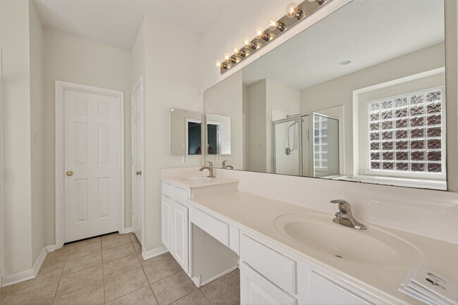 Building Photo - 23730 River Pl Dr