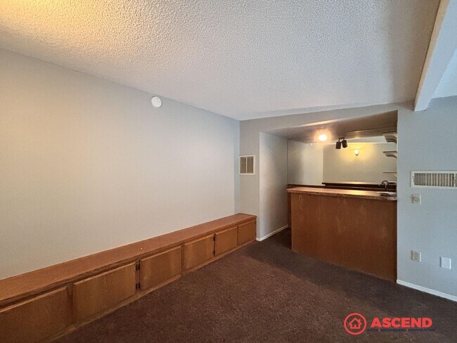 Building Photo - Cute 2 Bedroom Off Stockdale Hwy and California Ave!