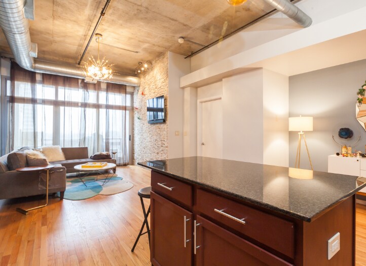 Building Photo - 933 W Van Buren St