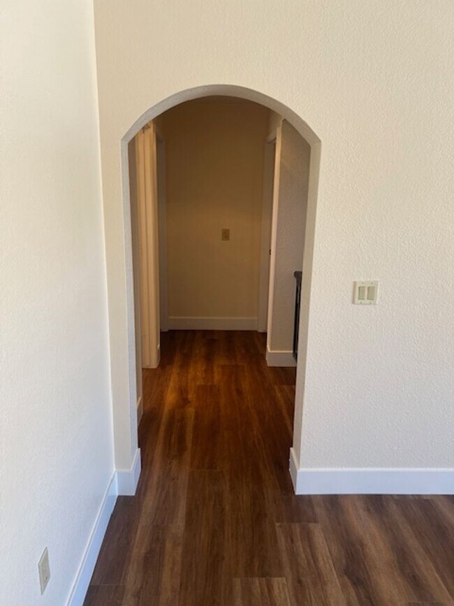 Building Photo - Beautifully Updated 2 Bedroom, 2 Bathroom ...