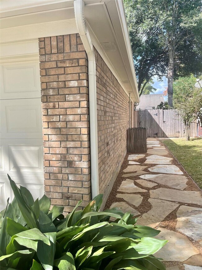 Building Photo - 8910 Driftstone Dr