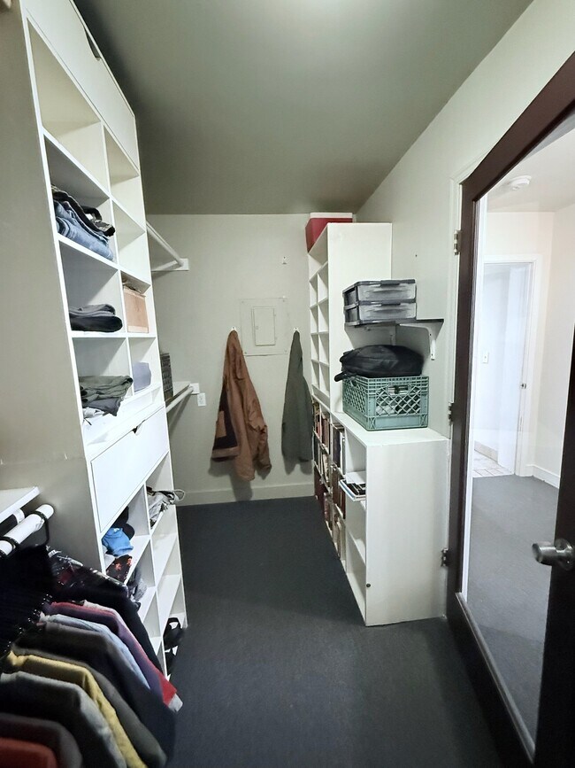 Building Photo - 4213 N Westview Dr