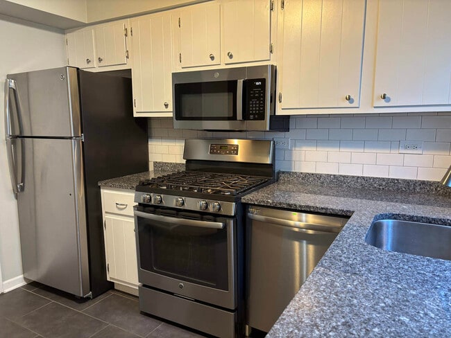 Building Photo - 558 Green Bay Rd