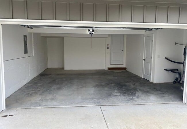 Building Photo - NEWER HOME FOR RENT!