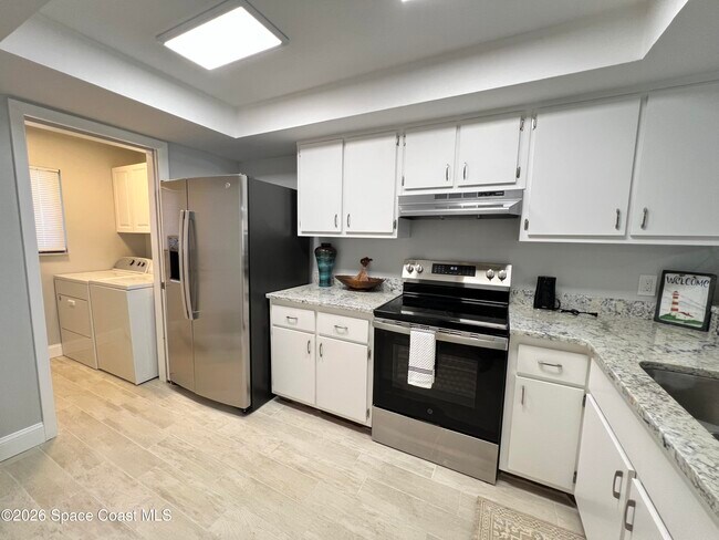 Building Photo - 8494 Ridgewood Ave