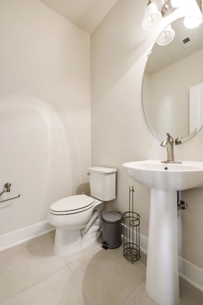 Building Photo - Updated 3br/2.5ba Condo Townhome Alexandria Walk to Metro