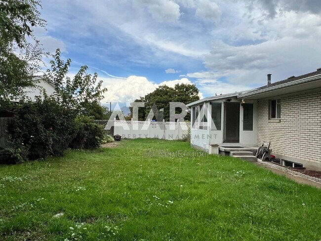 Building Photo - 1374 Marinwood Ave