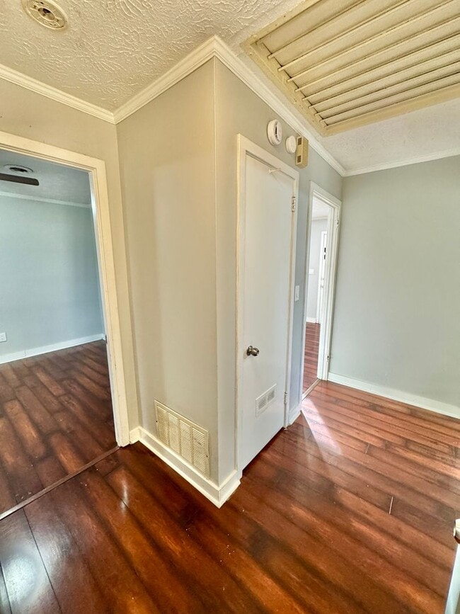 Building Photo - Inviting 3-Bedroom, 1.5-bath