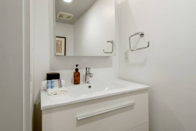 Building Photo - 822 Howard Ave