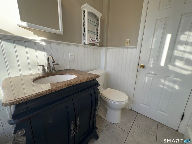 Building Photo - 164 French St