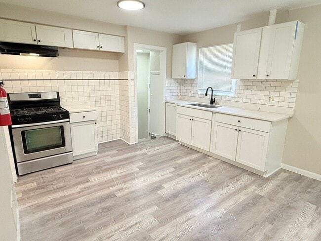 Building Photo - Renovated 4-Bedroom Home – We Welcome Sect...