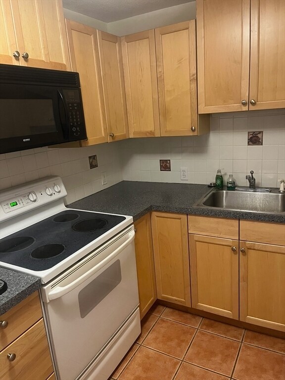 Building Photo - 131 Mellen St