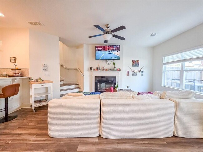 Building Photo - 5786 Calle Vis Dr