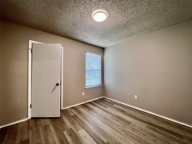 Building Photo - 6101 Woodhue Dr