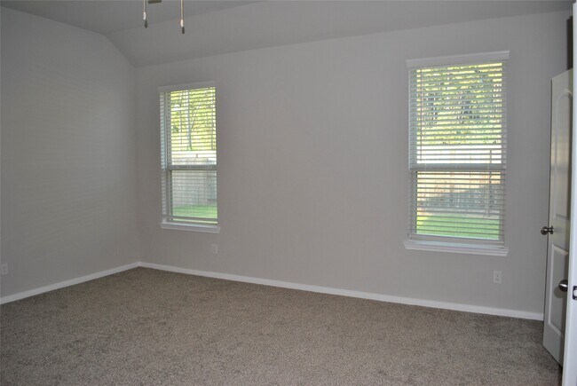 Building Photo - 14131 Lake Lodge Dr