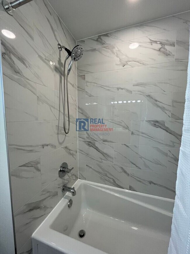 Building Photo - 9597 Fox Den Dr