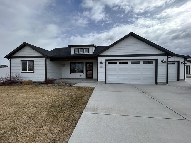 Building Photo - Luxury 4 Bed / 2 Bath Home on .84 Acres – UTILITIES INCLUDED - 3 Car Garage – RV Parking