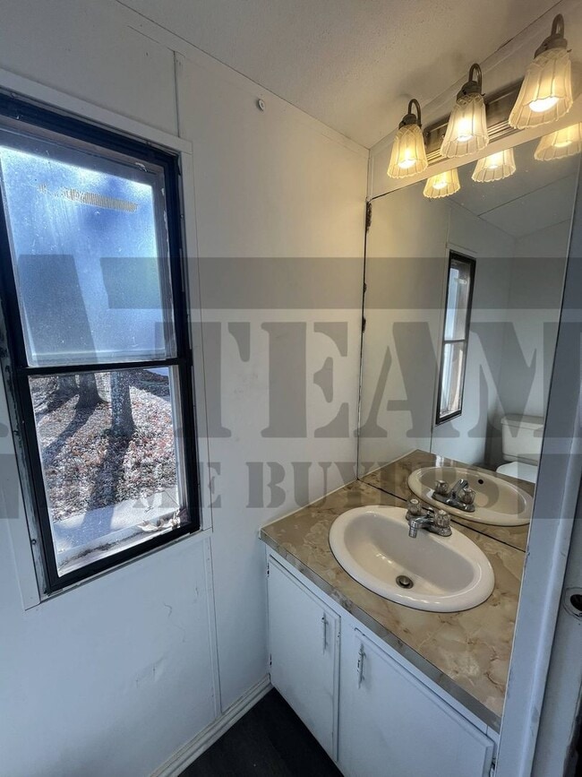 Building Photo - Cozy 2-bedroom, 1.5-bathroom home